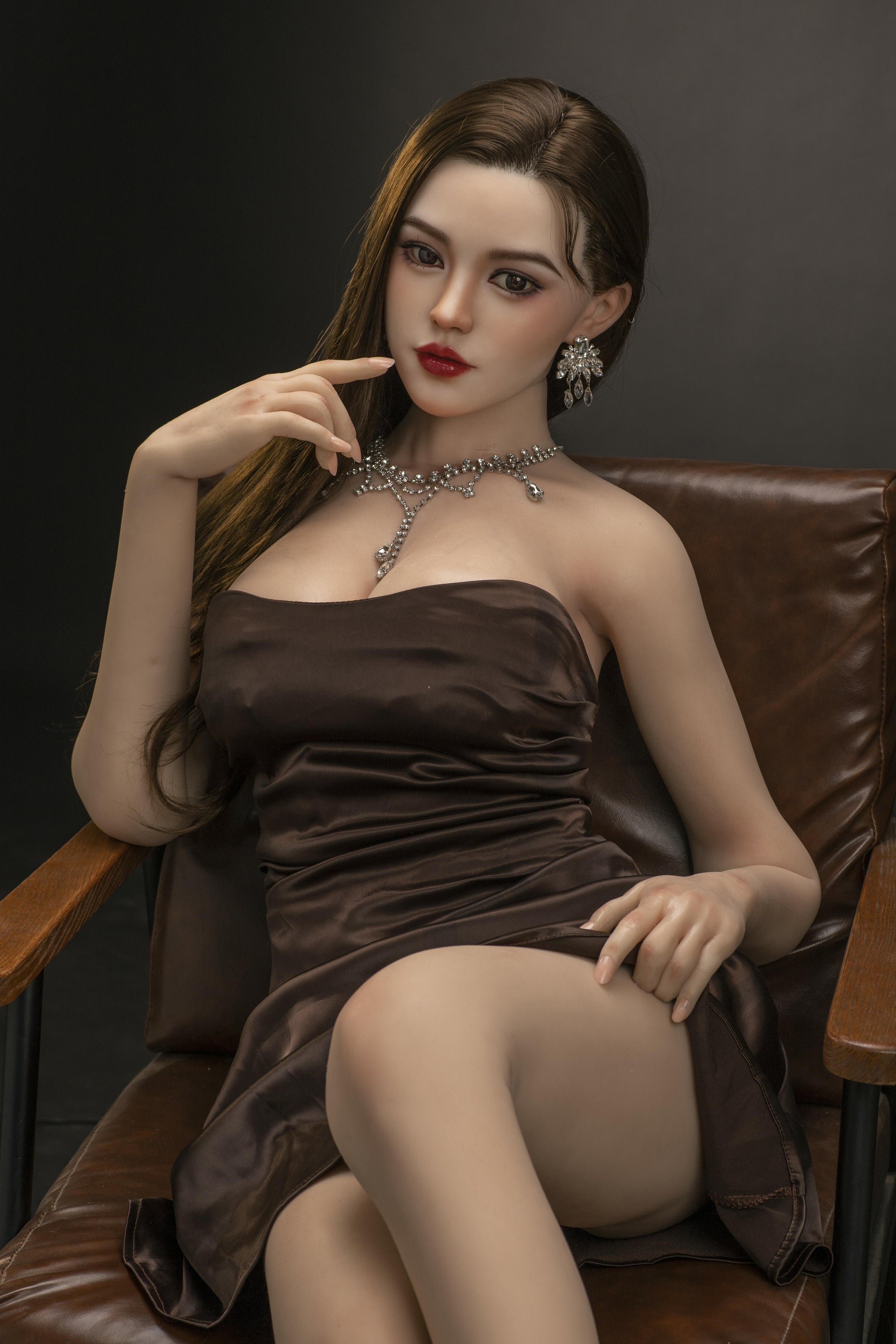 Sex Doll lily liggend in bruine stoel