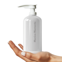 sexpop accessoires glijmiddel in hand op een witte achtergrond