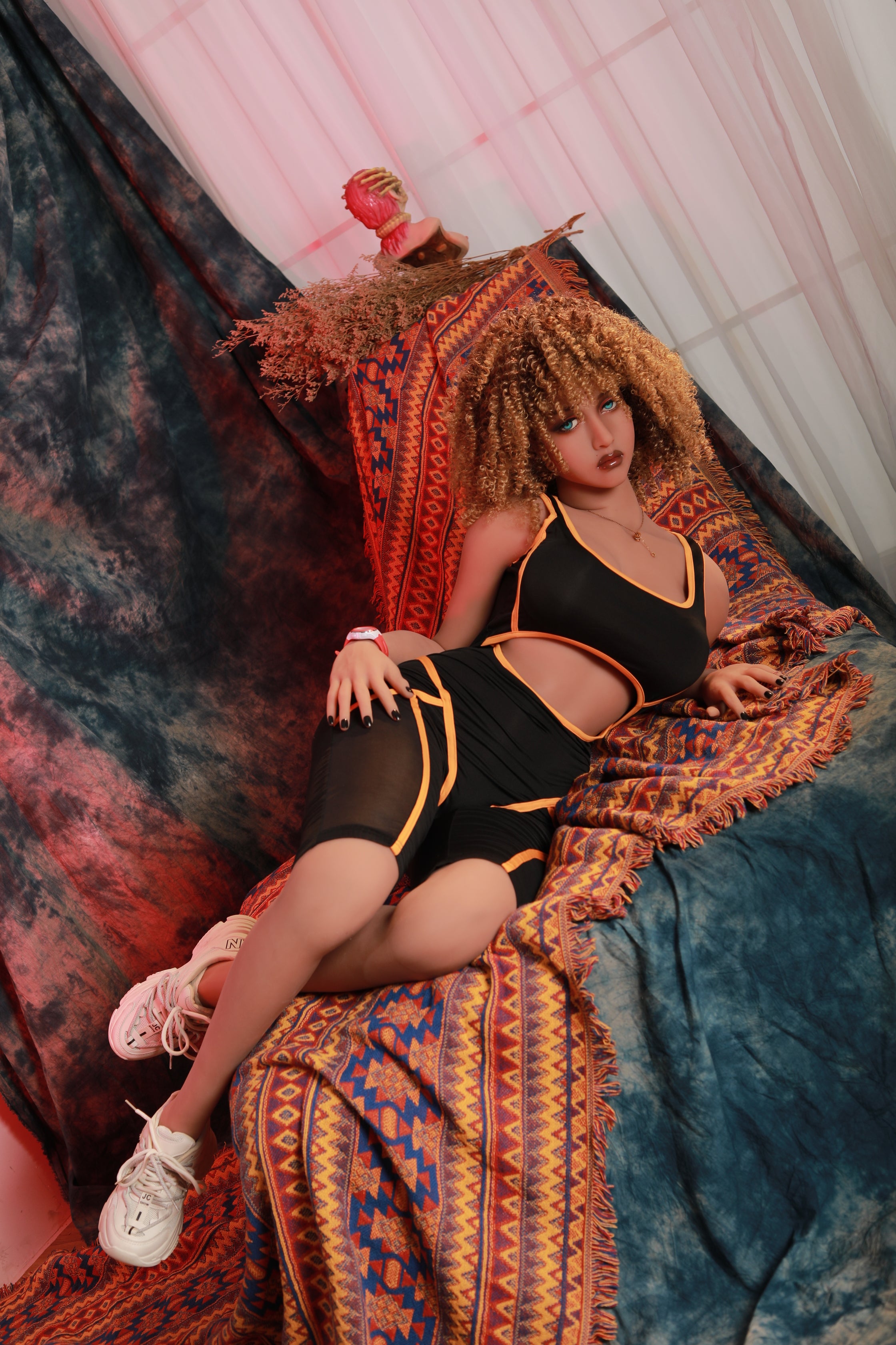 Sex Doll Gabriela liggend op bed met kleding