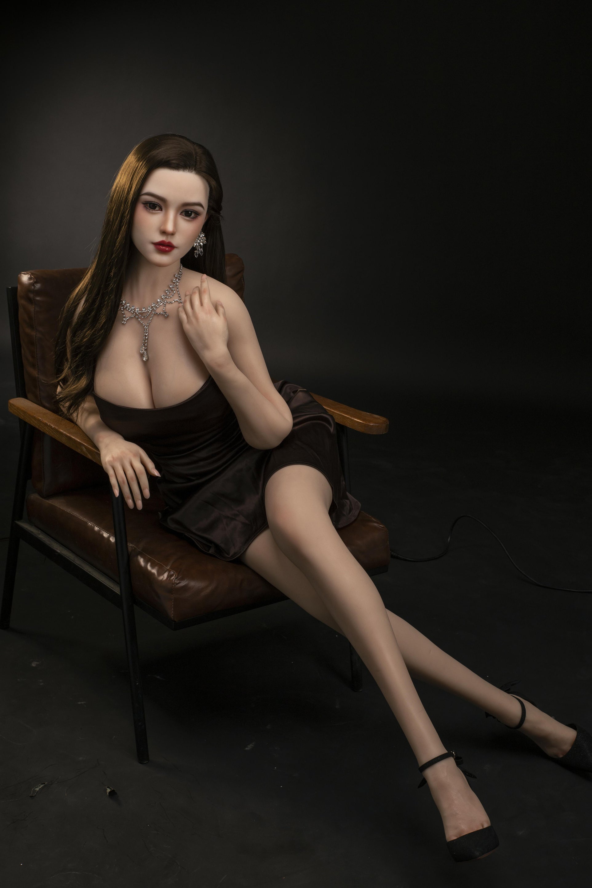 Sex Doll op bruine stoel