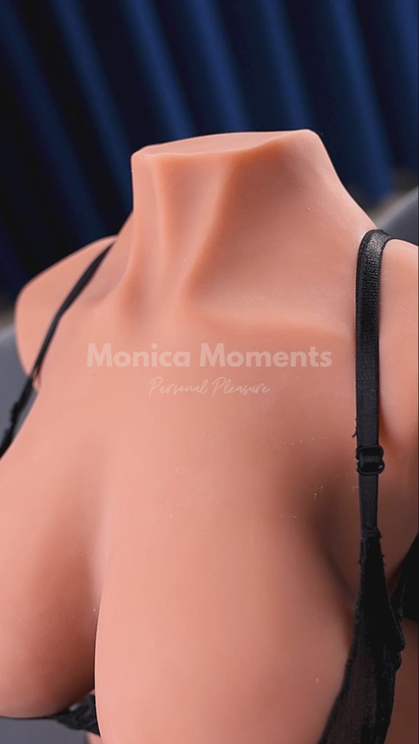 video van shemale sex doll Zoe in zwarte lingerie