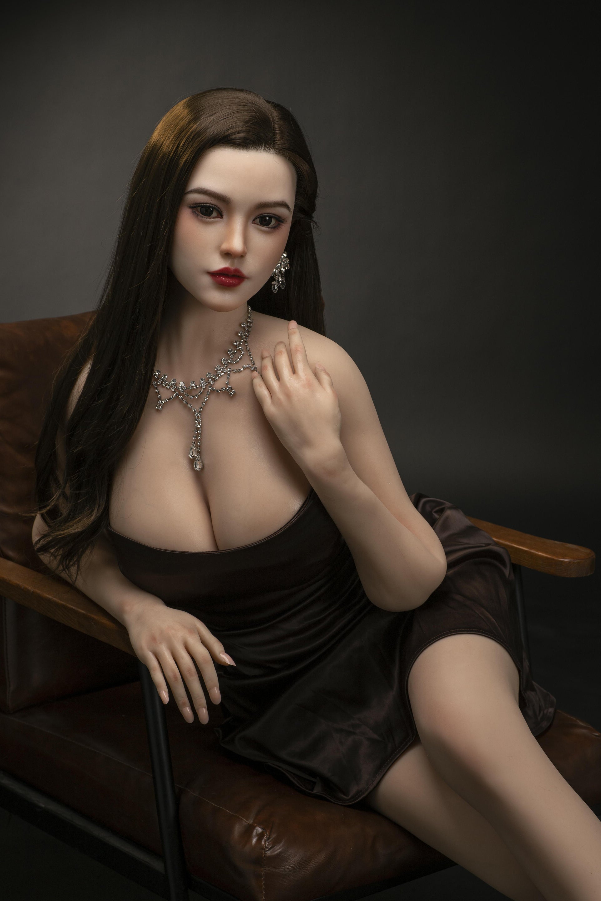 siliconen sexpop lily op bruine leren stoel